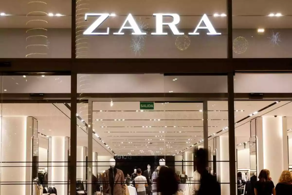 Entrada de la botiga de Zara on apareix d'allò més bé el logo de l'empresa