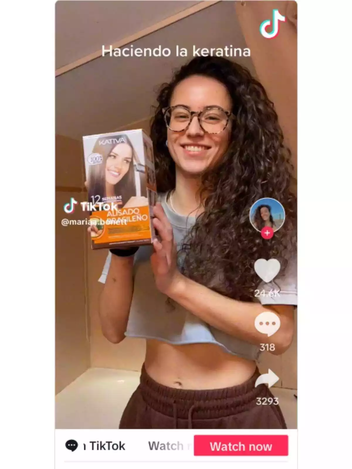 Frame de un vídeo de TikTok de la cuenta @mariaa.bonett en el que sale una chica sujetando un producto de alisado brasileño