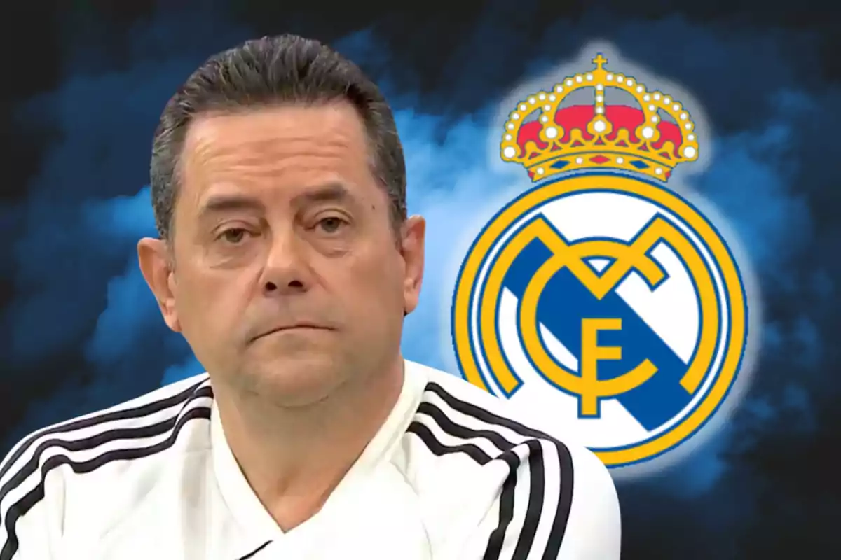Un hombre con una camiseta blanca y negra está frente a un fondo azul con el escudo del Real Madrid. Un hombre con una camiseta blanca y negra está frente a un fondo azul con el escudo del Real Madrid.