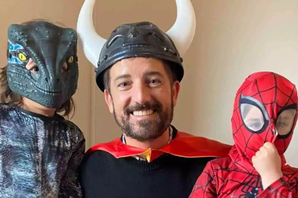 Imatge de Toni Cruanyes disfrassat amb un gorro de viking i una capa vermella, junt a un nen disfressat de dinosaure i un altre de Spiderman Imatge de Toni Cruanyes disfrassat amb un gorro de viking i una capa vermella, junt a un nen disfressat de dinosaure i un altre de Spiderman