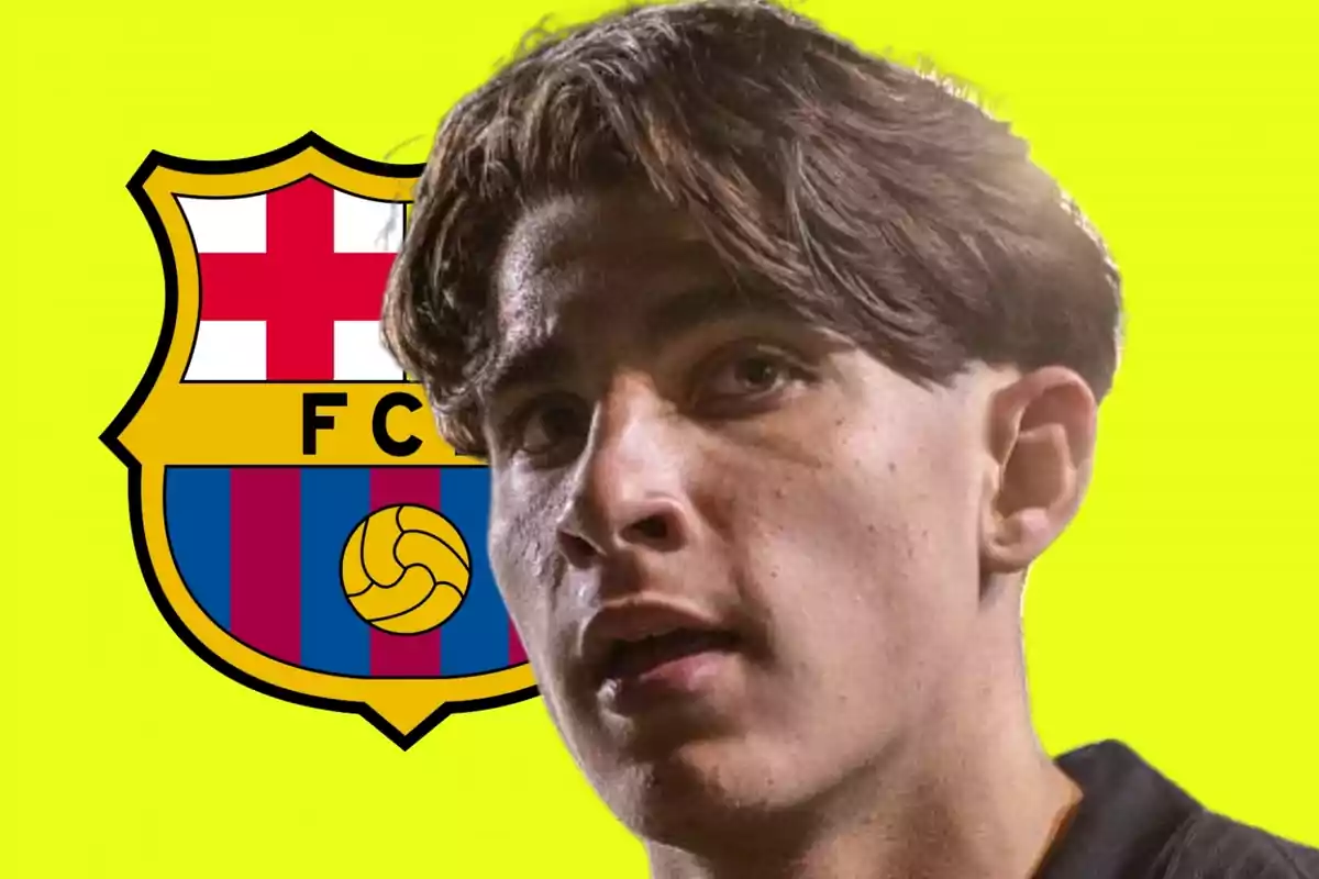 Un noi amb l'escut del FC Barcelona de fons sobre un fons groc brillant.