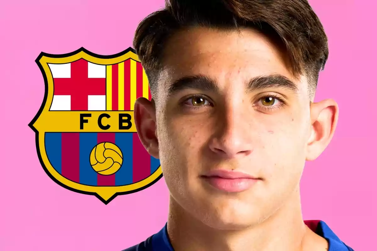 Un joven con el escudo del FC Barcelona sobre un fondo rosa.