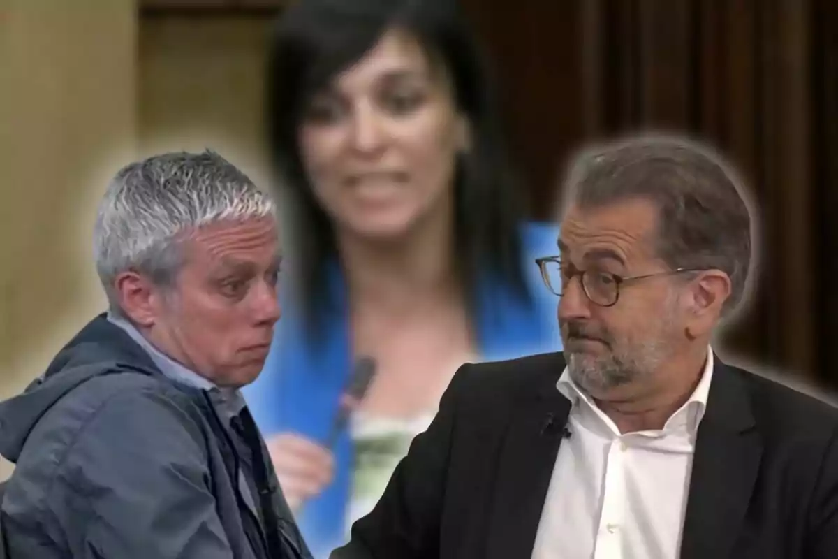 Dos homes en primer pla amb expressions de sorpresa i desconfiança mentre una dona desenfocada apareix al fons