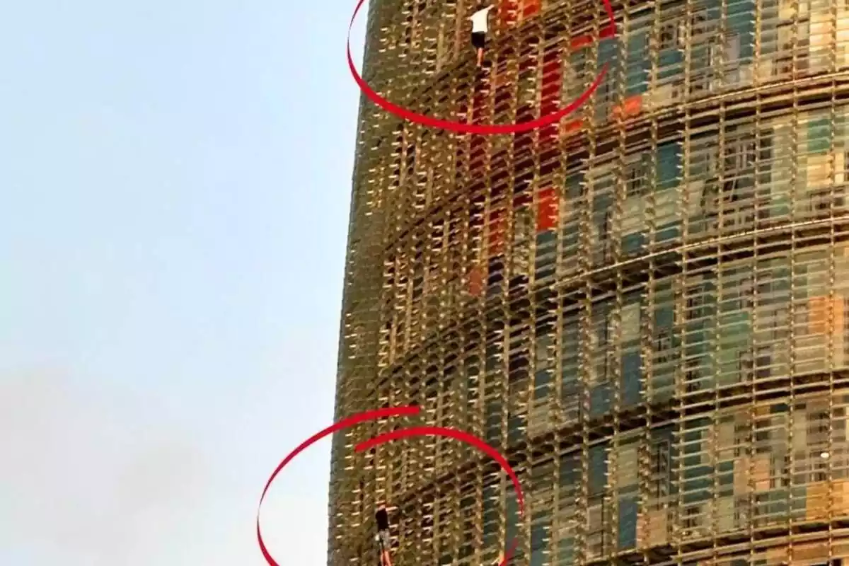 Imatge dels dos homes escalant la Torre Glòries a Barcelona