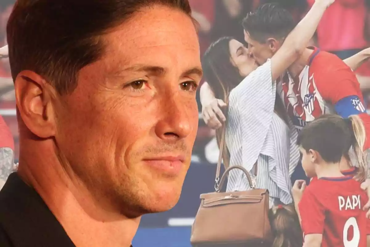 Fernando Torres mira a un costat amb una foto en què surt besant la seva dona