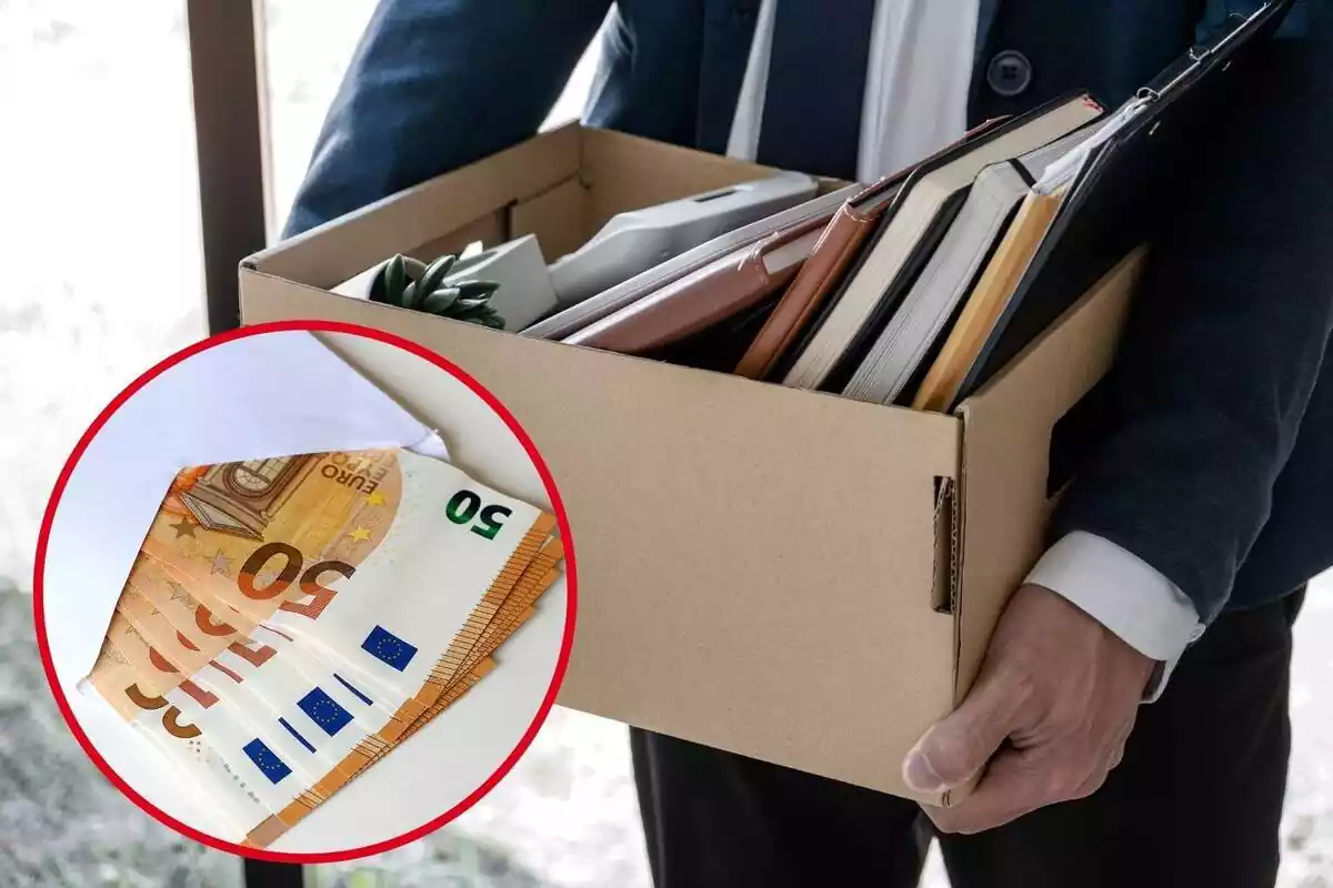 Muntatge amb una imatge de fons d'un treballador amb les coses d'oficina recollides en una caixa i una altra imatge d'un sobre ple de bitllets de 50 euros