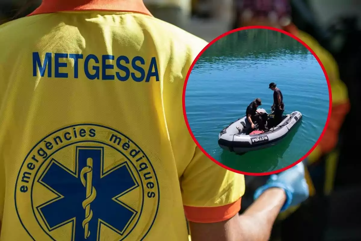 Persona amb samarreta groga d'emergències mèdiques amb la paraula "METGESSA" a l'esquena i un cercle amb una imatge de dues persones a una llanxa inflable sobre l'aigua.