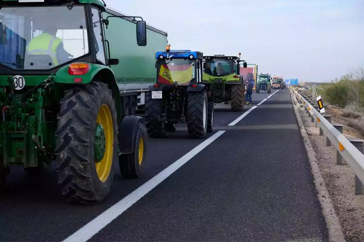 Diversos tractors en una carretera totalment tallada en una protesta