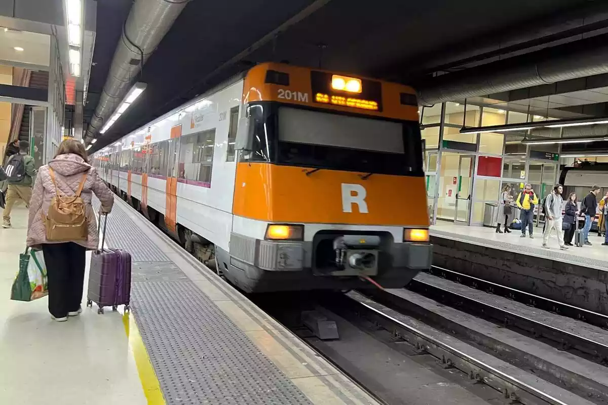 Imatge d´un tren de Renfe a l´estació de Sants de Barcelona