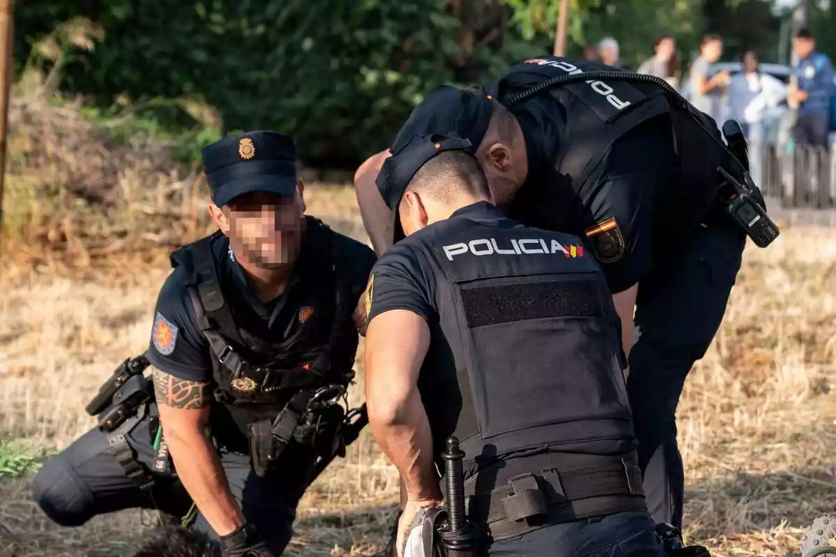 Diversos agents de la Policia Nacional detenen un home que estava protestant als voltants de l'últim acte de campanya de VOX a Aluche, el 26 de maig del 2023, a Madrid