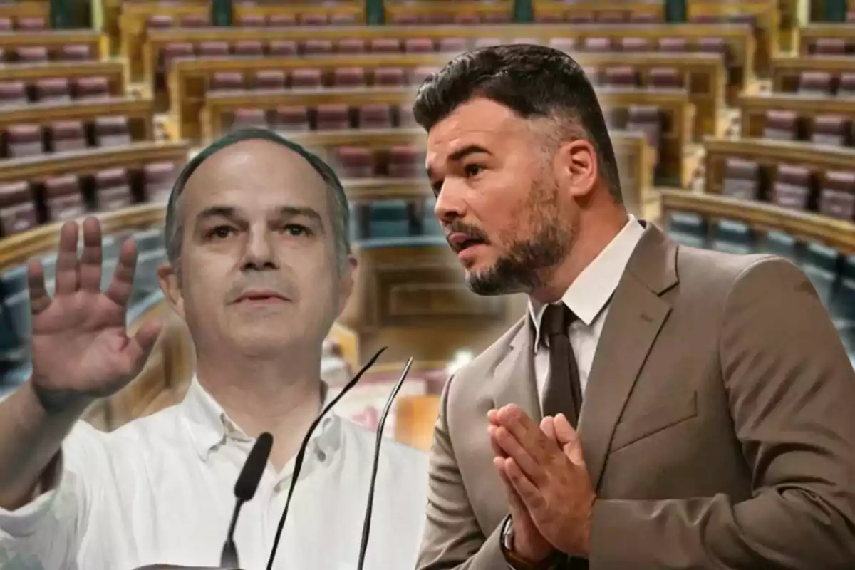 Dos homes en primer pla, un amb camisa blanca i l'altre amb vestit marró, a l'interior d'un parlament amb seients buits al fons.