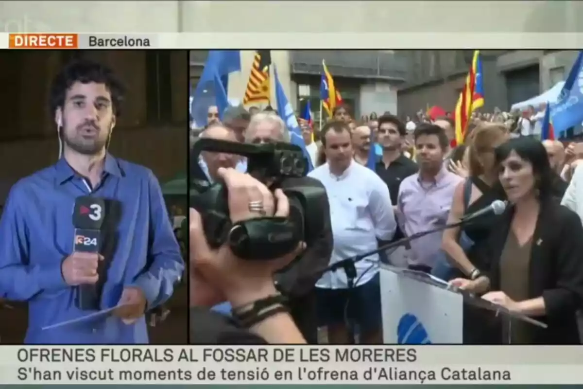 Un reporter de televisió informa en viu des de Barcelona mentre es mostra una escena d?una ofrena floral amb persones i banderes al fons.