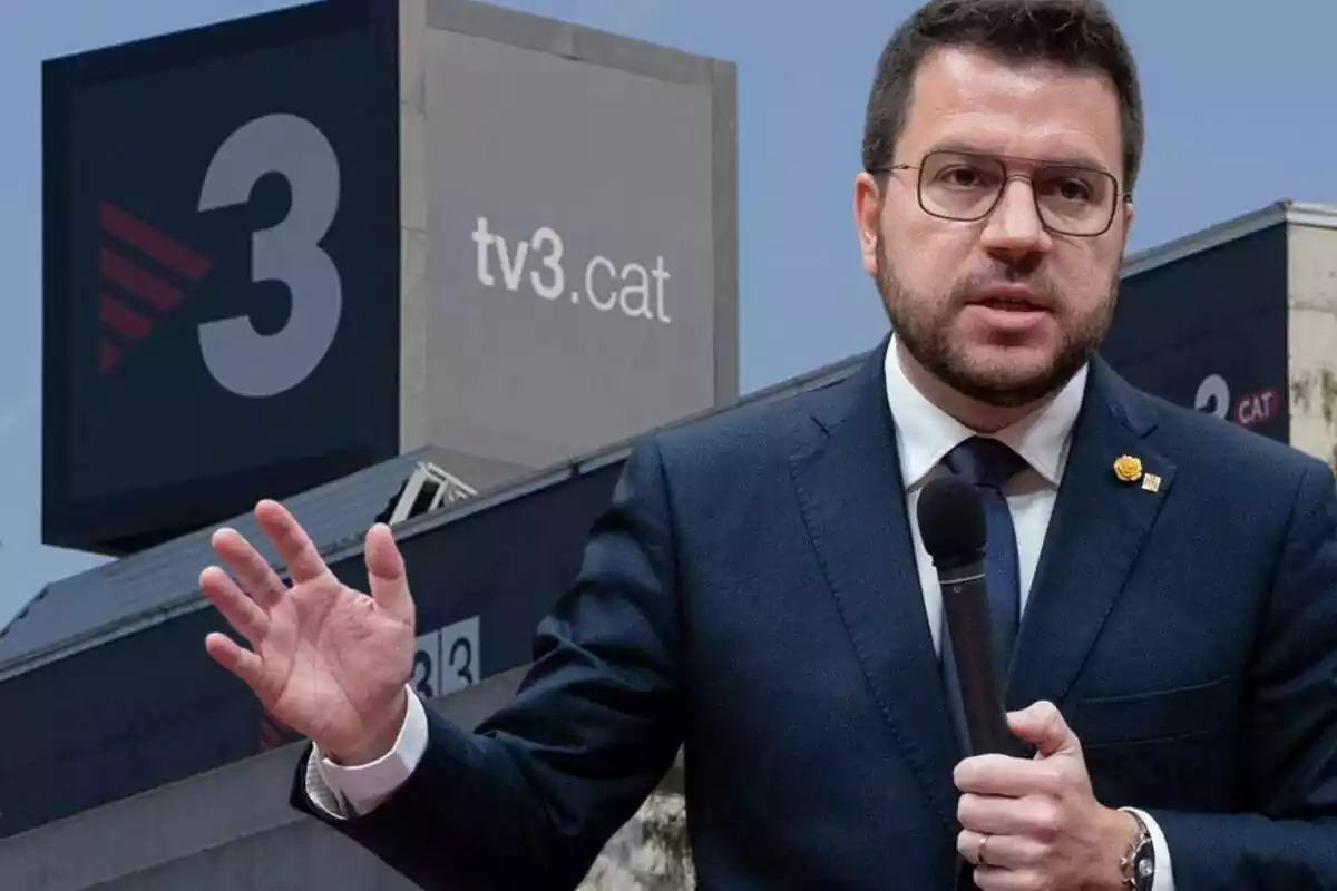 Muntatge amb un pla mitjà de Pere Aragonès alçant el braç i una imatge del rètol de TV3 que hi ha al terrat dels estudis de la cadena