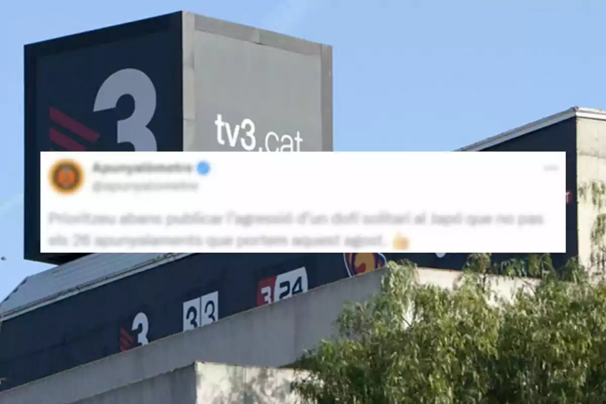 Edifici de TV3 amb un tuit difuminat en primer pla.