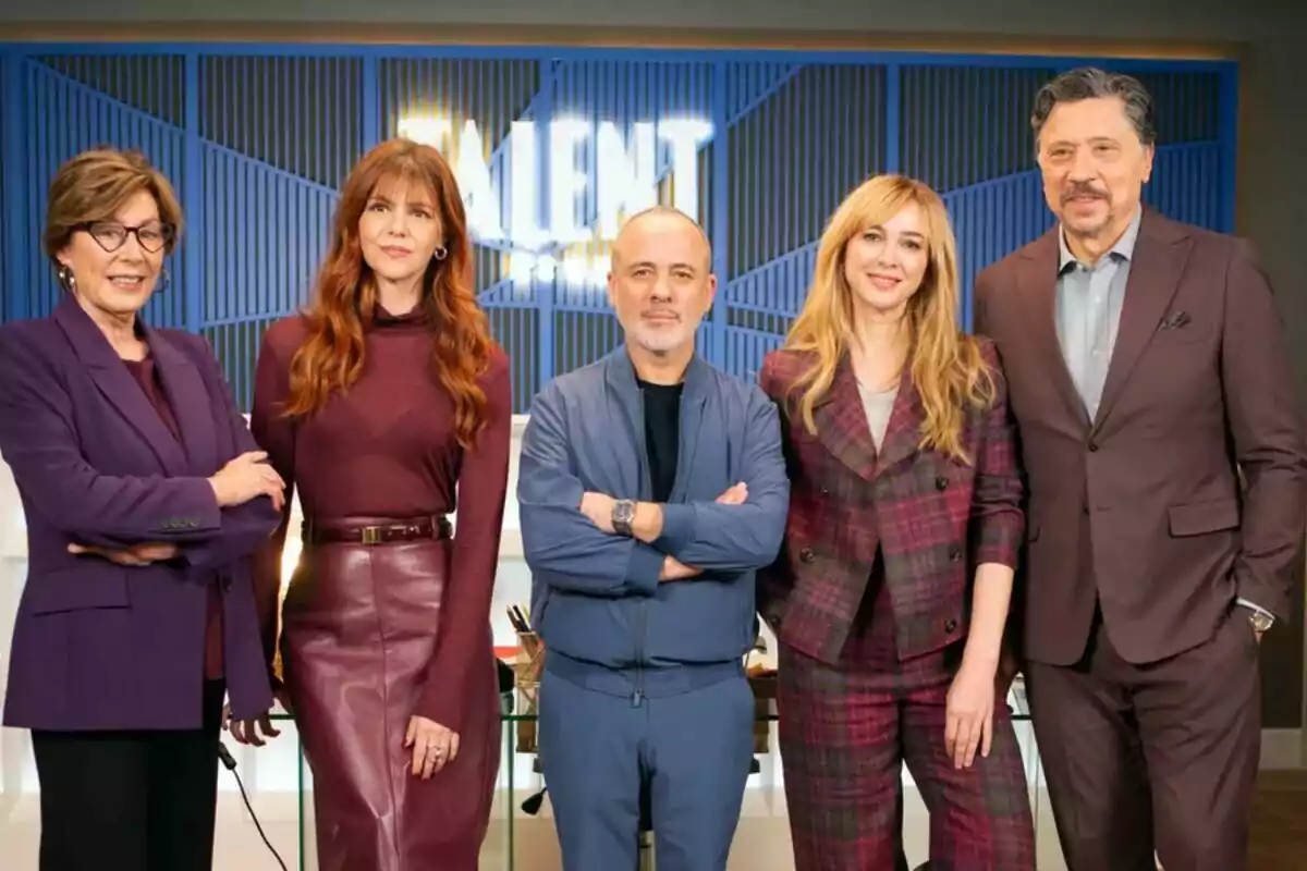 Marta Hazas, Javier Gutiérrez, Carlos Bardem, Manuela Velasco y Fiorella Faltoyano posando frente a un fondo con la palabra "Talent" parcialmente visible en la nueva serie de Telecinco, 'La Agencia'.