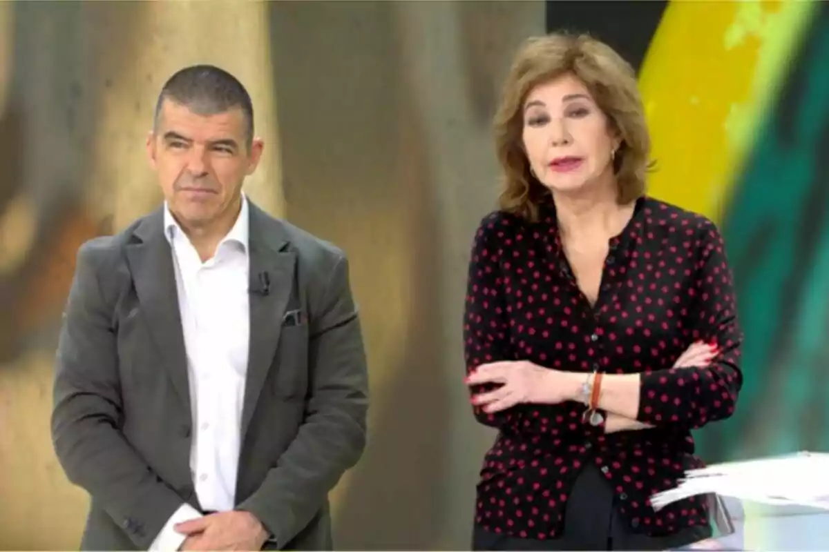 Ana Rosa Quintana y Manu Marlasca de pie en 'El programa de Ana Rosa', una mujer con blusa de lunares y un hombre con traje gris.