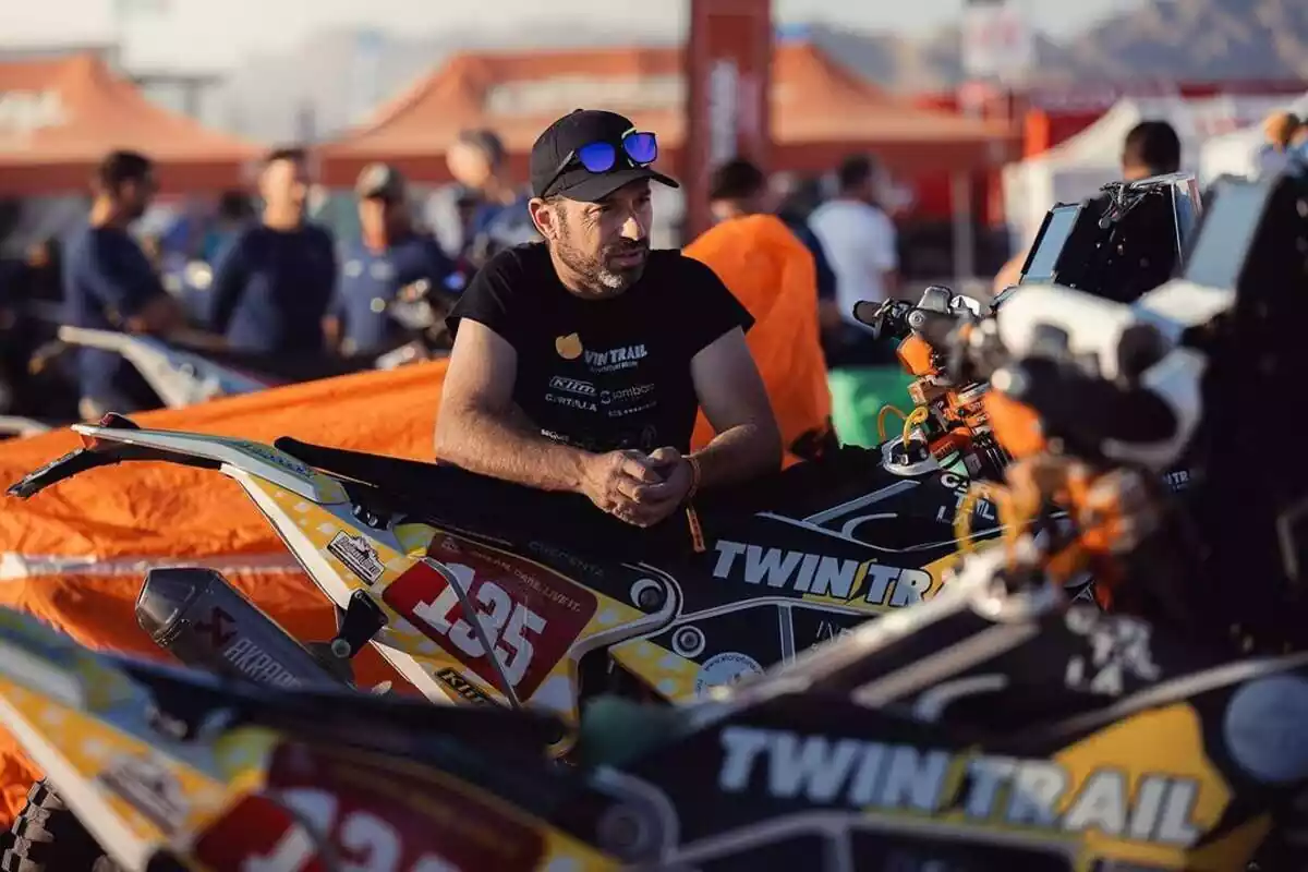 Carles Falcón, pilot del Twin Trail Racing del Dakar recolzat a la moto