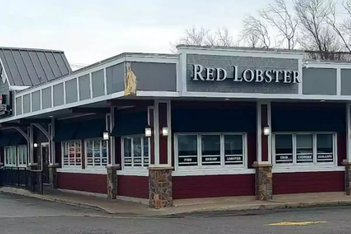 Un restaurant de la cadena Red Lobster amb un disseny exterior clàssic i finestres que mostren el menú de marisc. Un restaurant de la cadena Red Lobster amb un disseny exterior clàssic i finestres que mostren el menú de marisc.