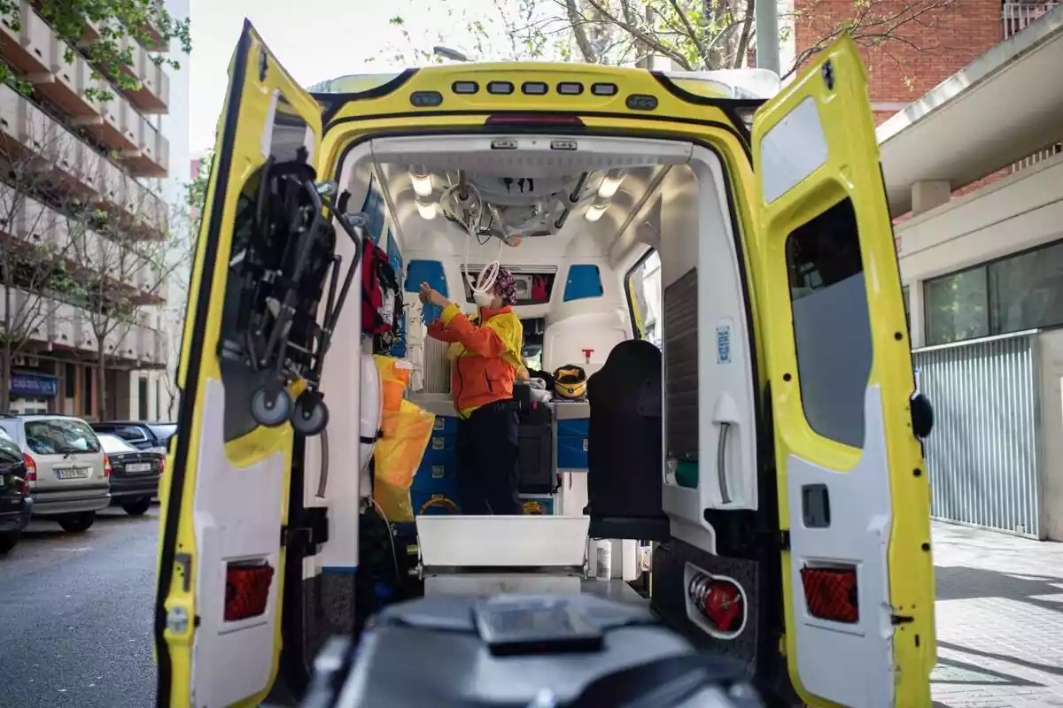 Una tècnica del Sistema d'Emergències Mèdiques (SEM) de la Generalitat de Catalunya en una ambulància durant un servei el 2020