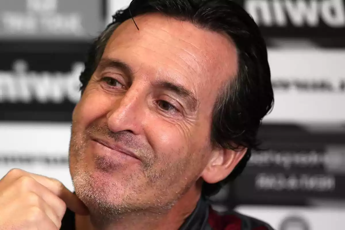 Unai Emery pensatiu sobre un fons en blanc i negre