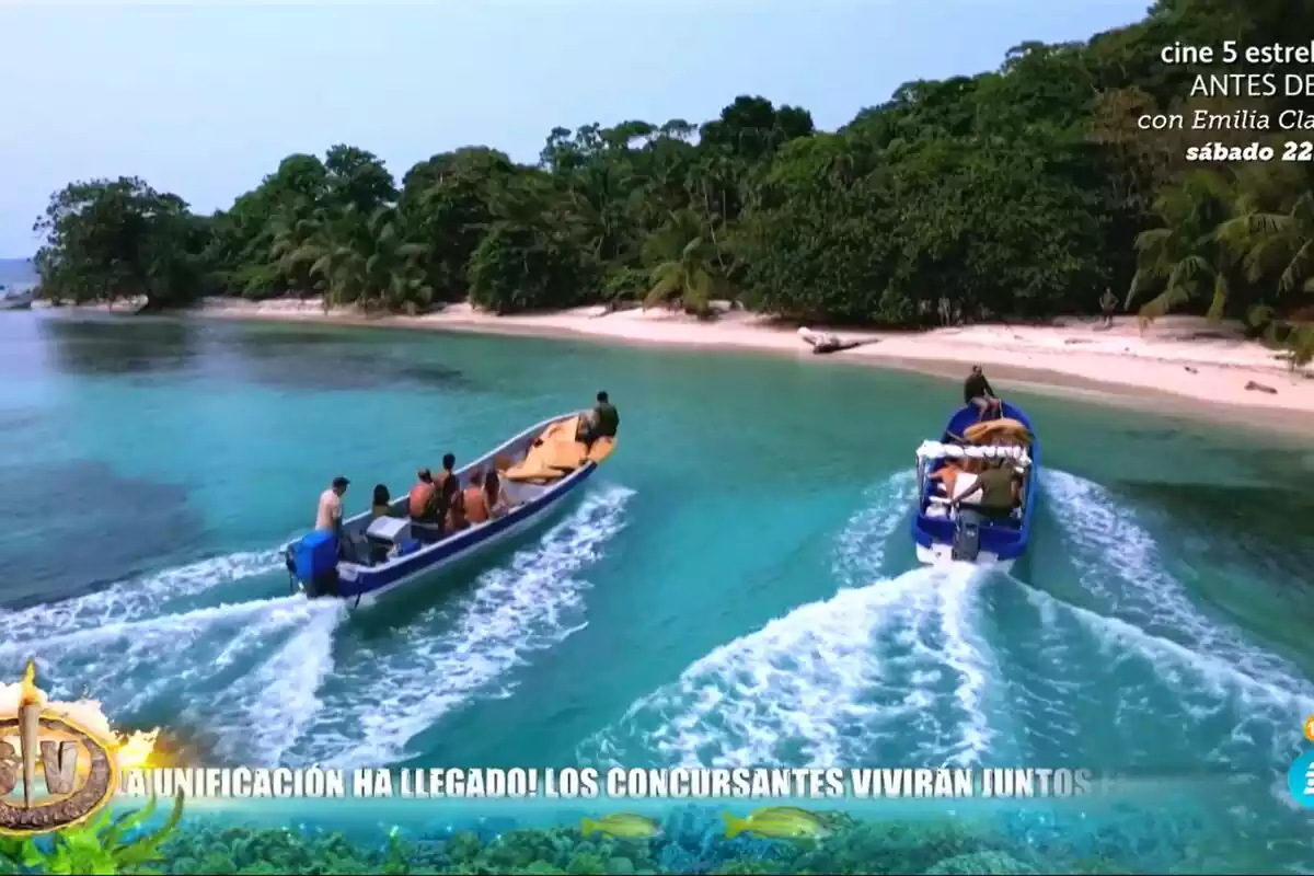 Captura de los concursantes de Supervivientes llegando en barca a playa corintio Captura de los concursantes de Supervivientes llegando en barca a playa corintio