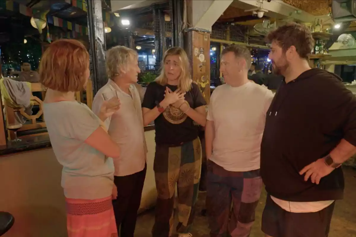Un grup de persones conversant animadament a l'interior d'un bar. Captura de 'Universo Calleja'. Un grup de persones conversant animadament a l'interior d'un bar. Captura de 'Universo Calleja'.