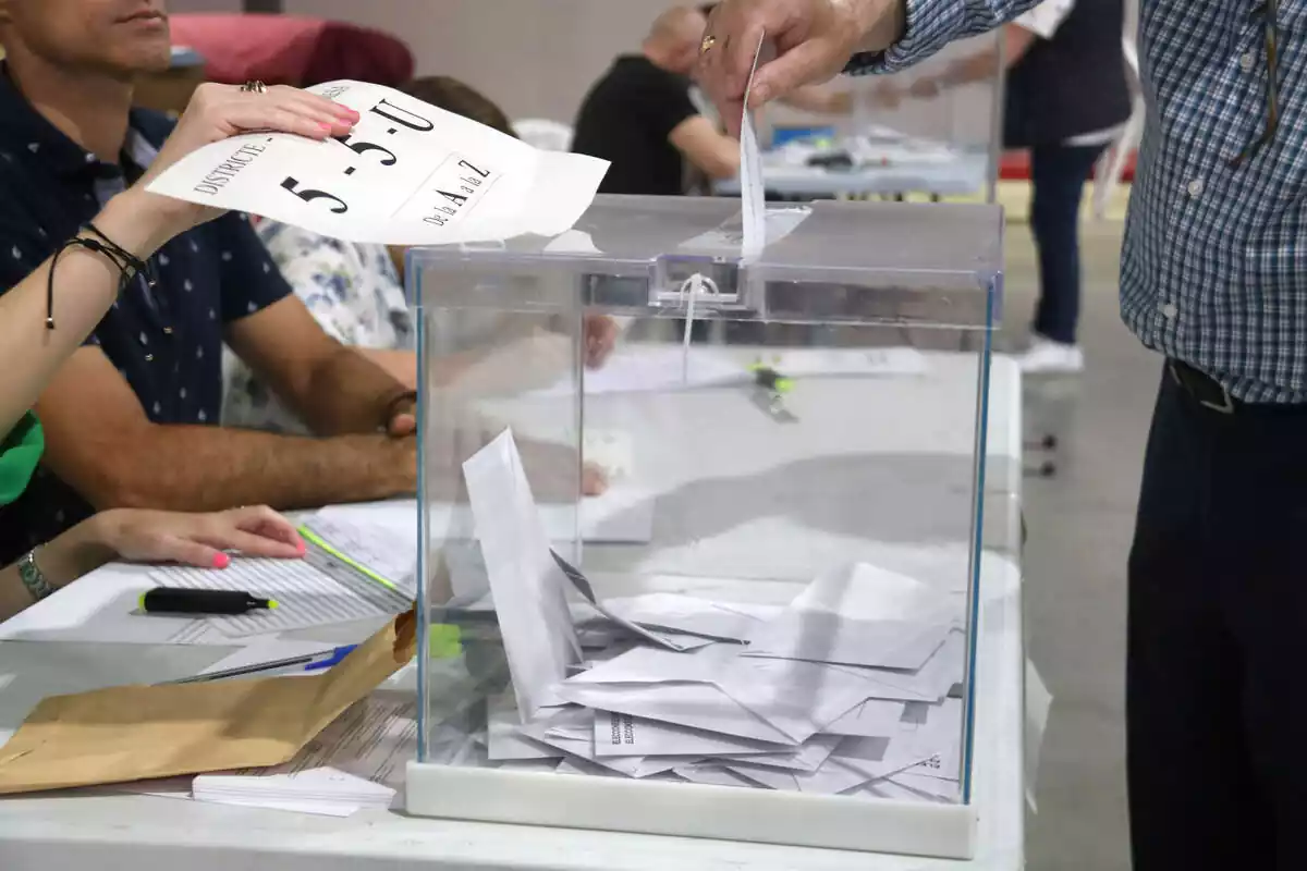 Primer pla d'urna electoral plena de vots