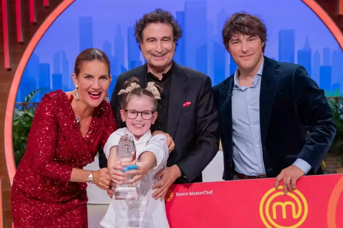 Jordi Cruz, Samantha Vallejo-Nágera y Pepe Rodríguez sonríen mientras Valentina sostiene un trofeo de MasterChef Junior.