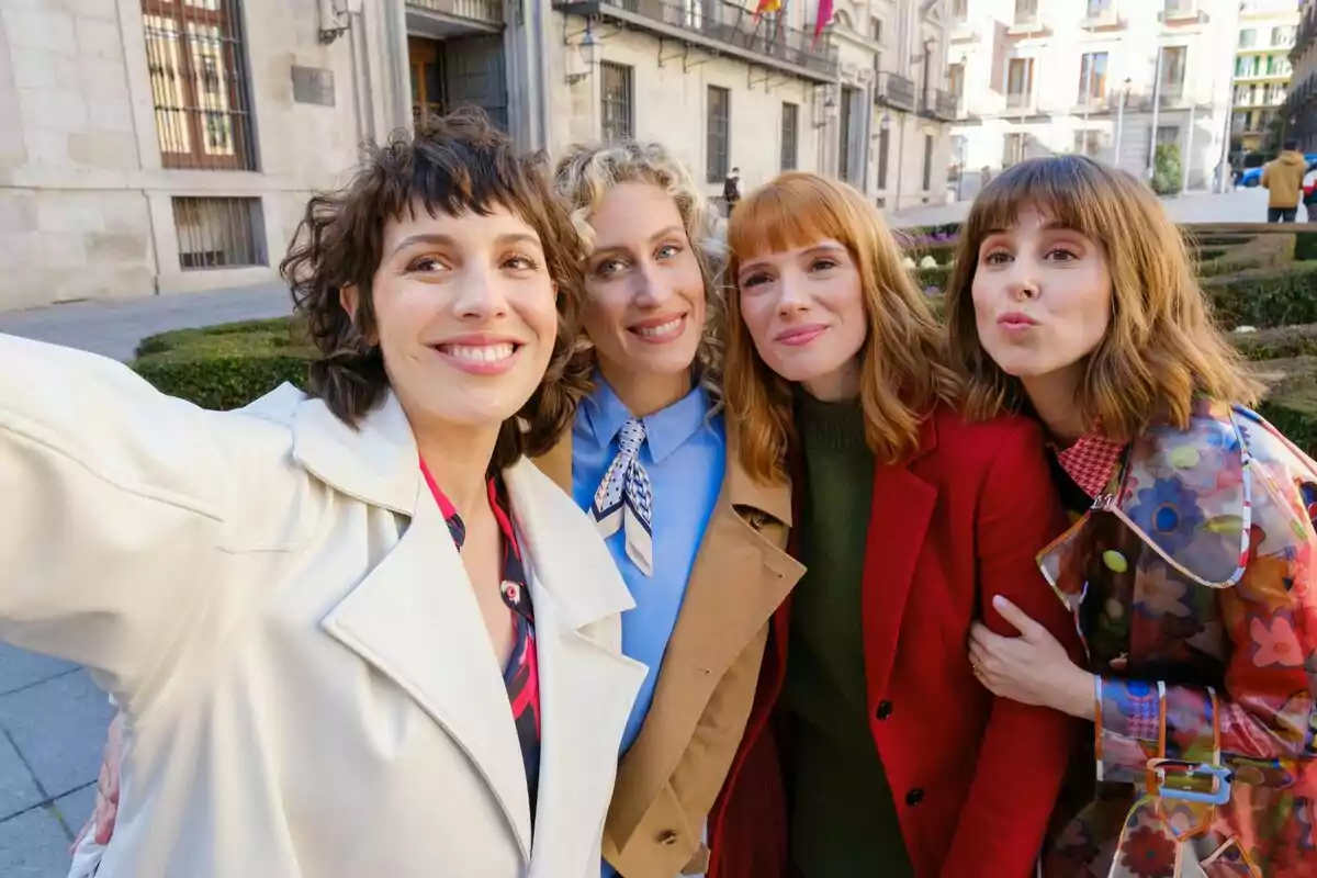 Diana Gómez, Paula Malia, Silma López y Teresa Riott sonrientes posan para una selfie en un entorno urbano en la serie Valeria.