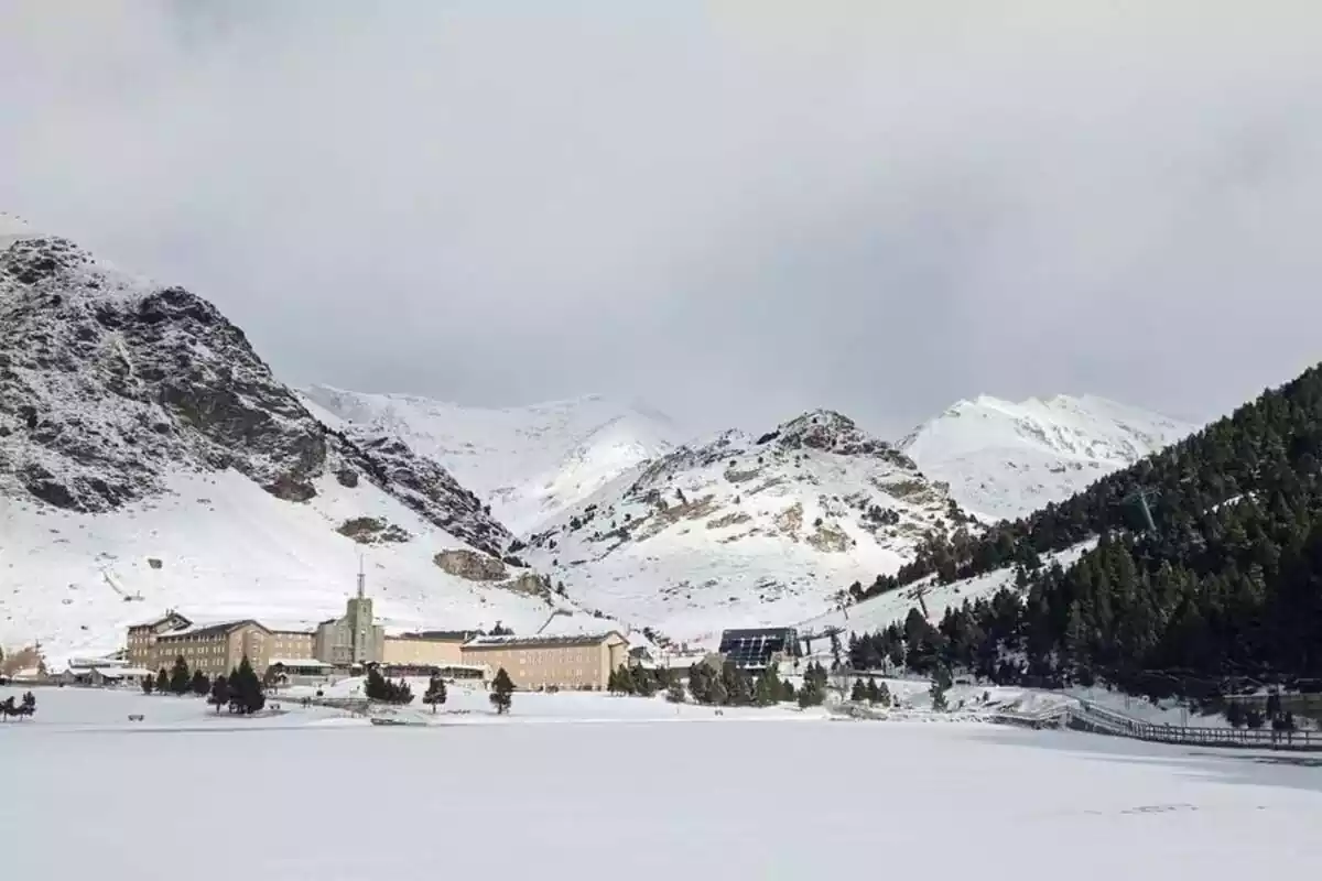 Imatge de la Vall de Núria tota nevada