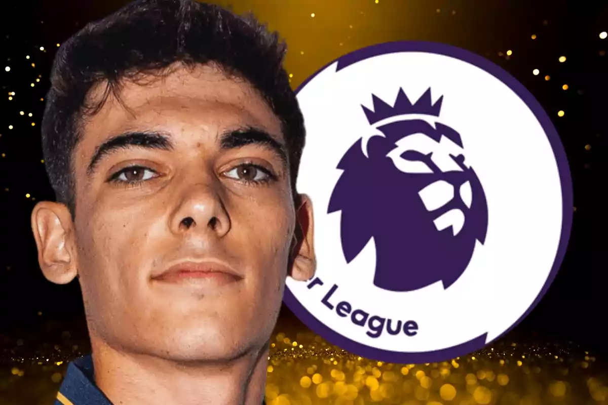 Un jove amb cabell curt i fosc davant del logo de la Premier League.