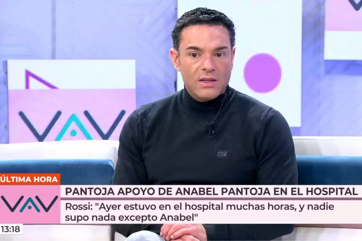 Antonio Rossi amb suèter negre s'asseu en un set de televisió amb gràfics i text en pantalla sobre una notícia d'última hora. Captura de 'A veure'