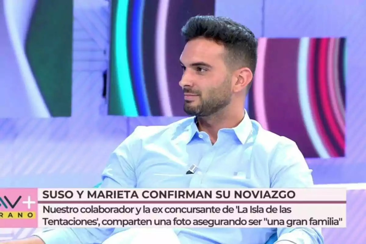 Suso Álvarez con camisa azul claro está sentado en 'Vamos a Ver' con luces de colores en el fondo, mientras un texto en la pantalla anuncia que Suso y Marieta confirman su noviazgo.