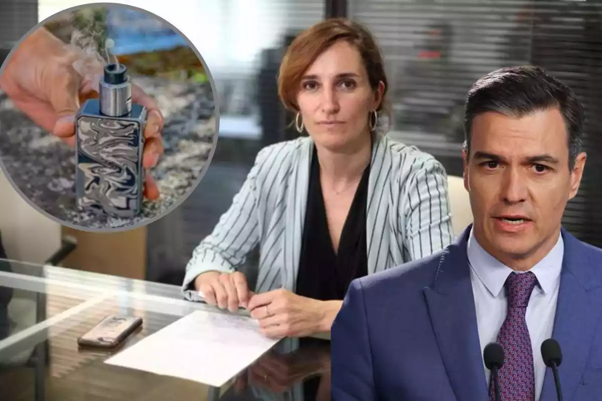 Pedro Sánchez i una dona de costat amb una taula de vidre i folis en blanc