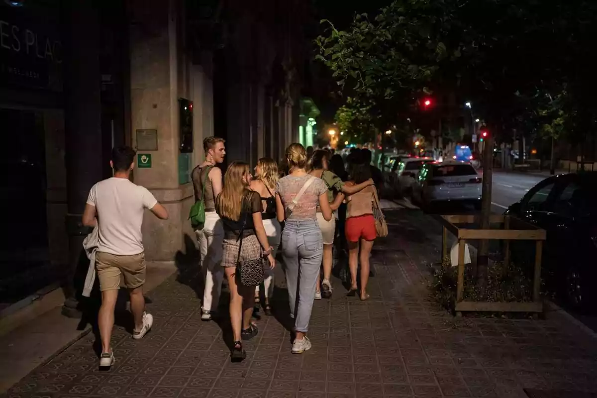 Un grup de gent caminant per Barcelona de nit