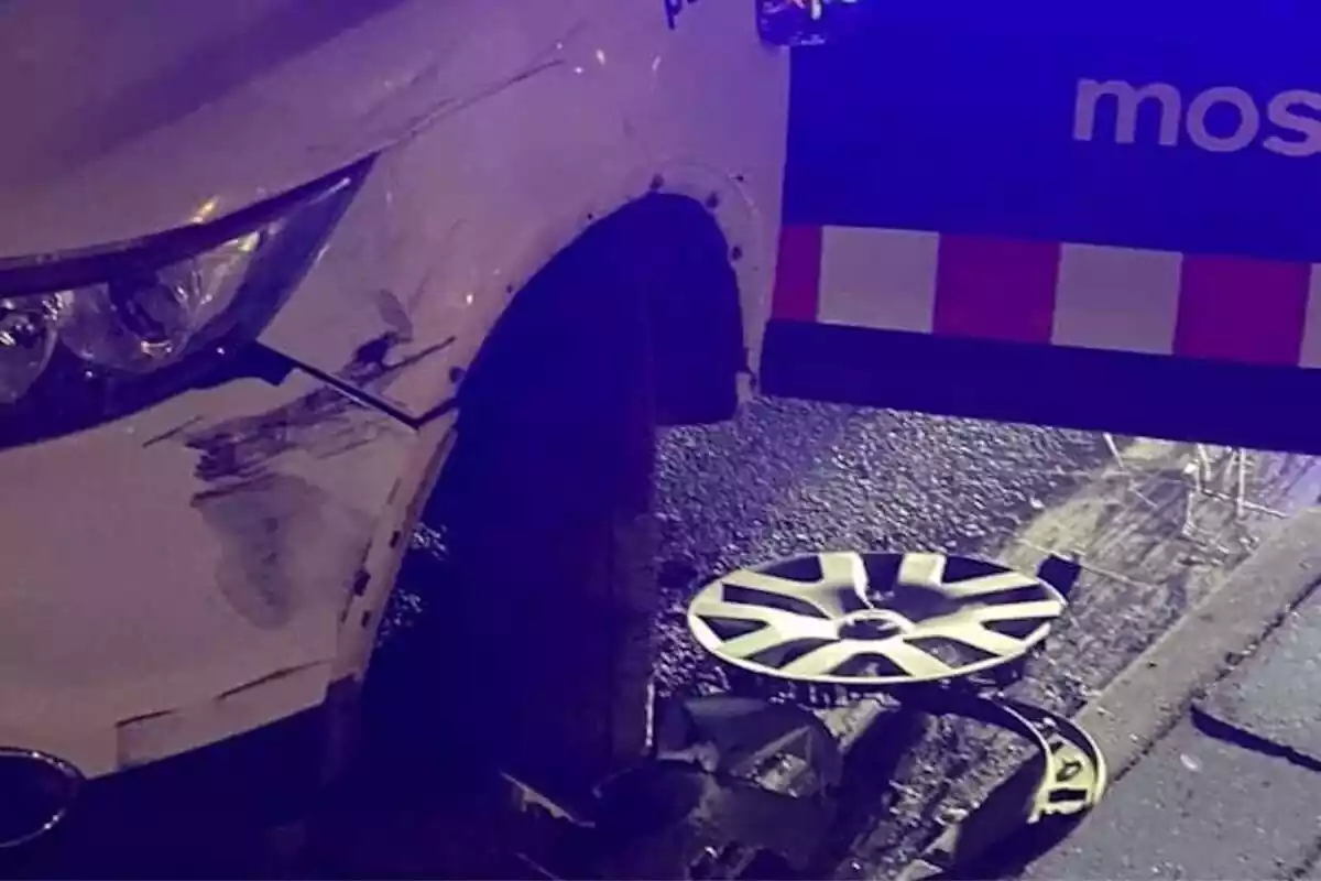 Imatge d'un cotxe dels Mossos d'Esquadra amb la roda trencada per haver patit un accident