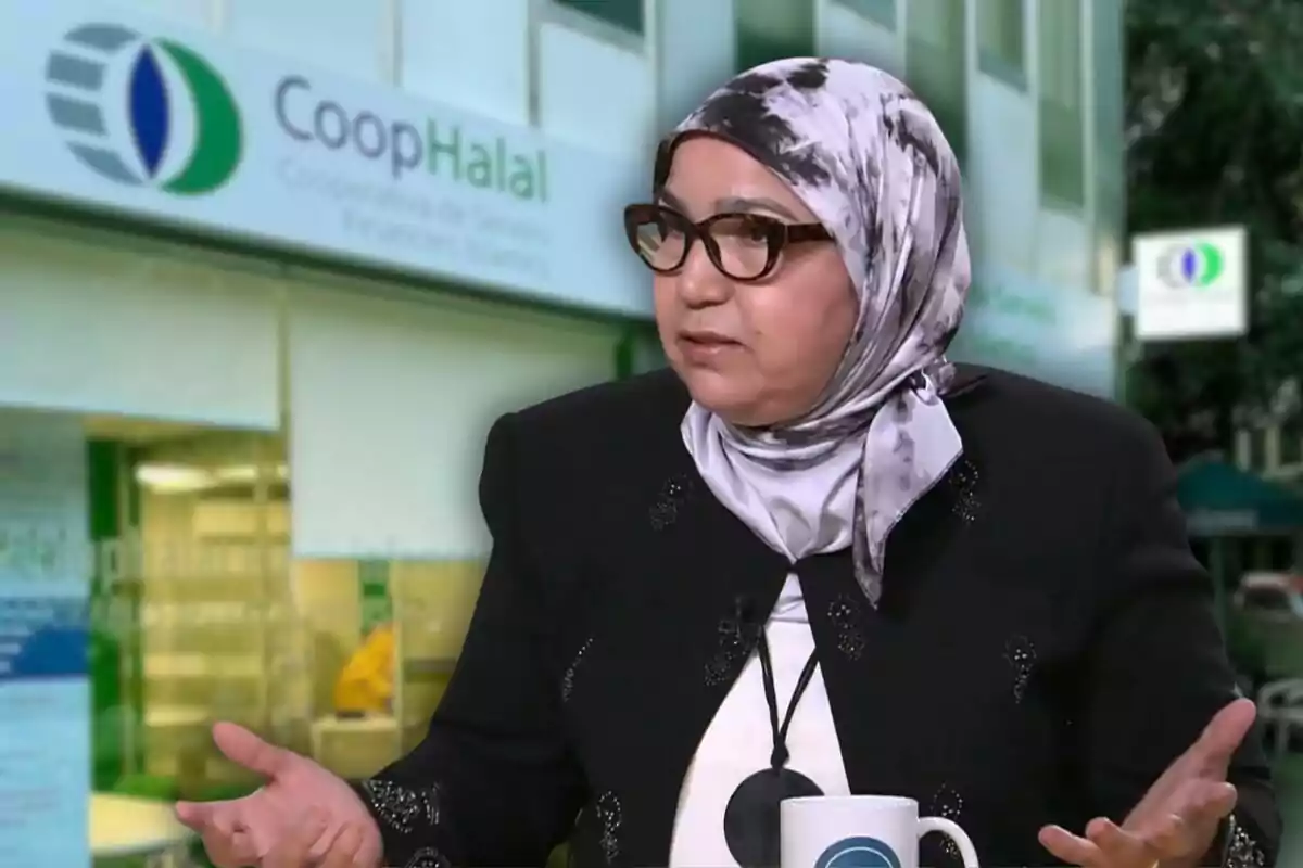 Una dona amb ulleres i un mocador al cap està parlant gesticulant amb les mans davant d'un edifici que té un cartell de "CoopHalal".