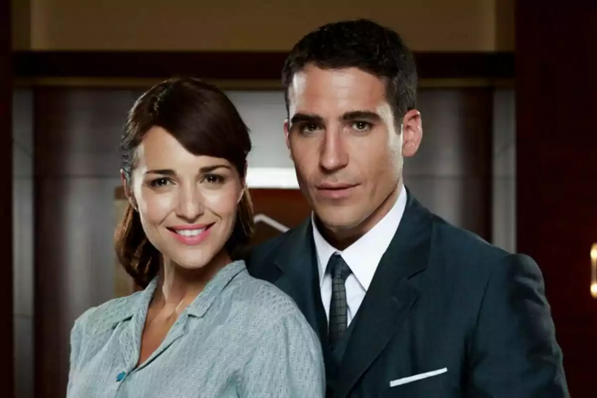 Paula Echevarría i Miguel Ángel Silvestre posen junts, tots dos somrients, en un entorn interior elegant a Velvet.