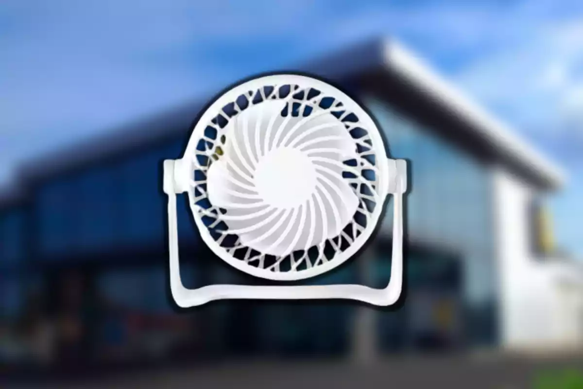 Un ventilador portàtil blanc amb un disseny de reixeta circular, col·locat davant un fons borrós dun edifici modern. Un ventilador portàtil blanc amb un disseny de reixeta circular, col·locat davant un fons borrós dun edifici modern.