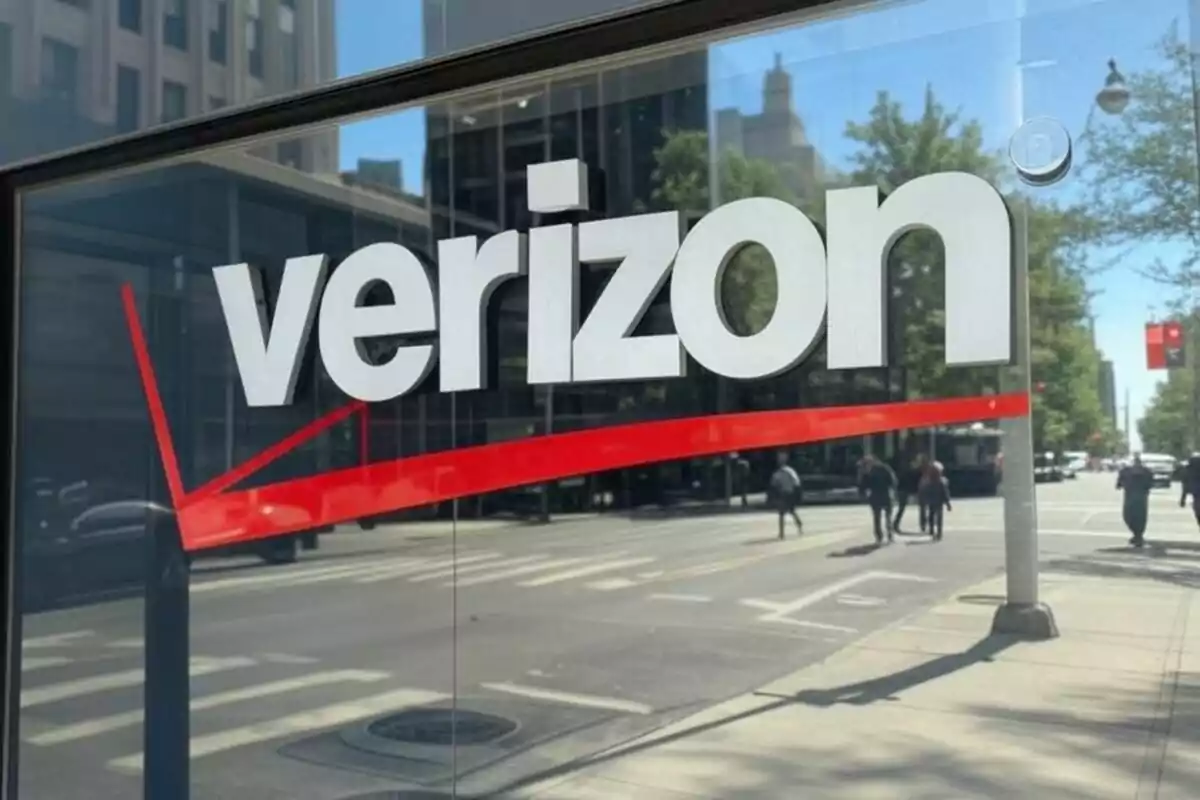 Logo de Verizon en una ventana de vidrio con una calle de ciudad reflejada. Logo de Verizon en una ventana de vidrio con una calle de ciudad reflejada.