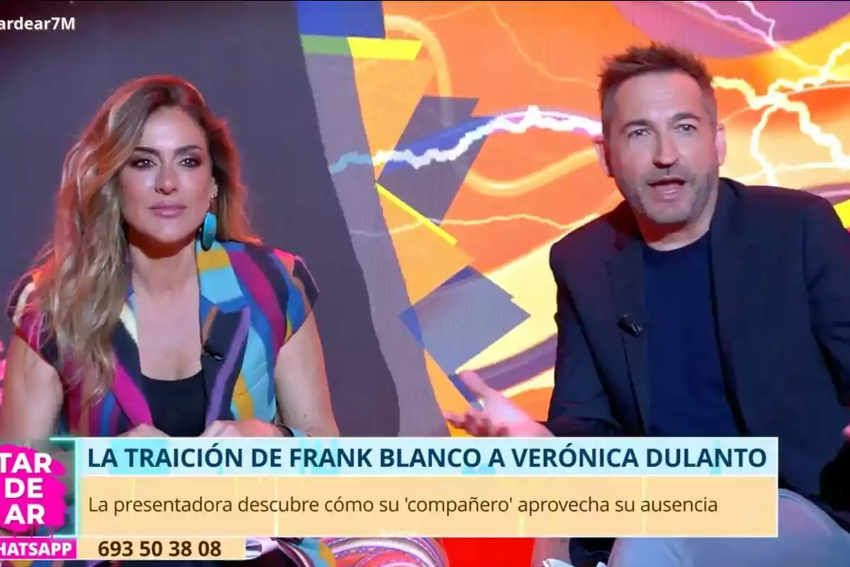 Verónica Dulanto i Frank Blanco estan asseguts a 'Tardear' amb un fons acolorit i un text en pantalla que menciona una traïció.