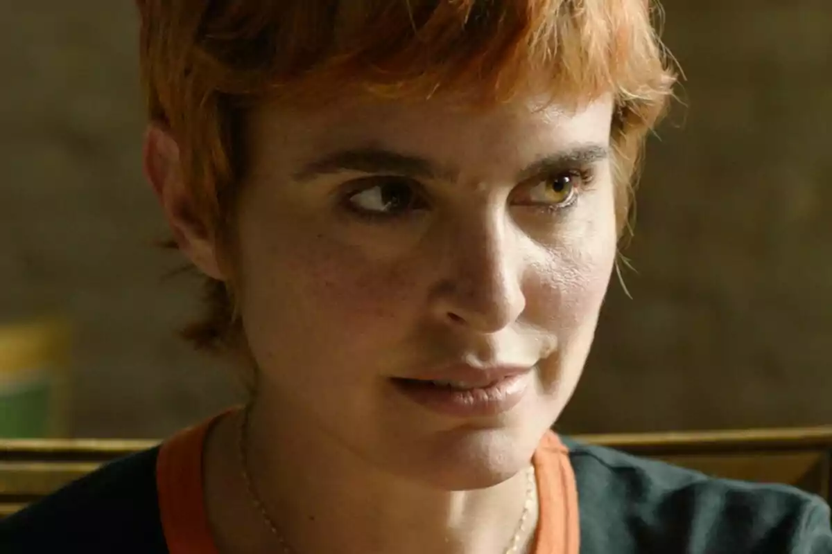 Verónica Echegui amb cabell curt i rogenc mirant cap a un costat amb expressió pensativa a A muerte