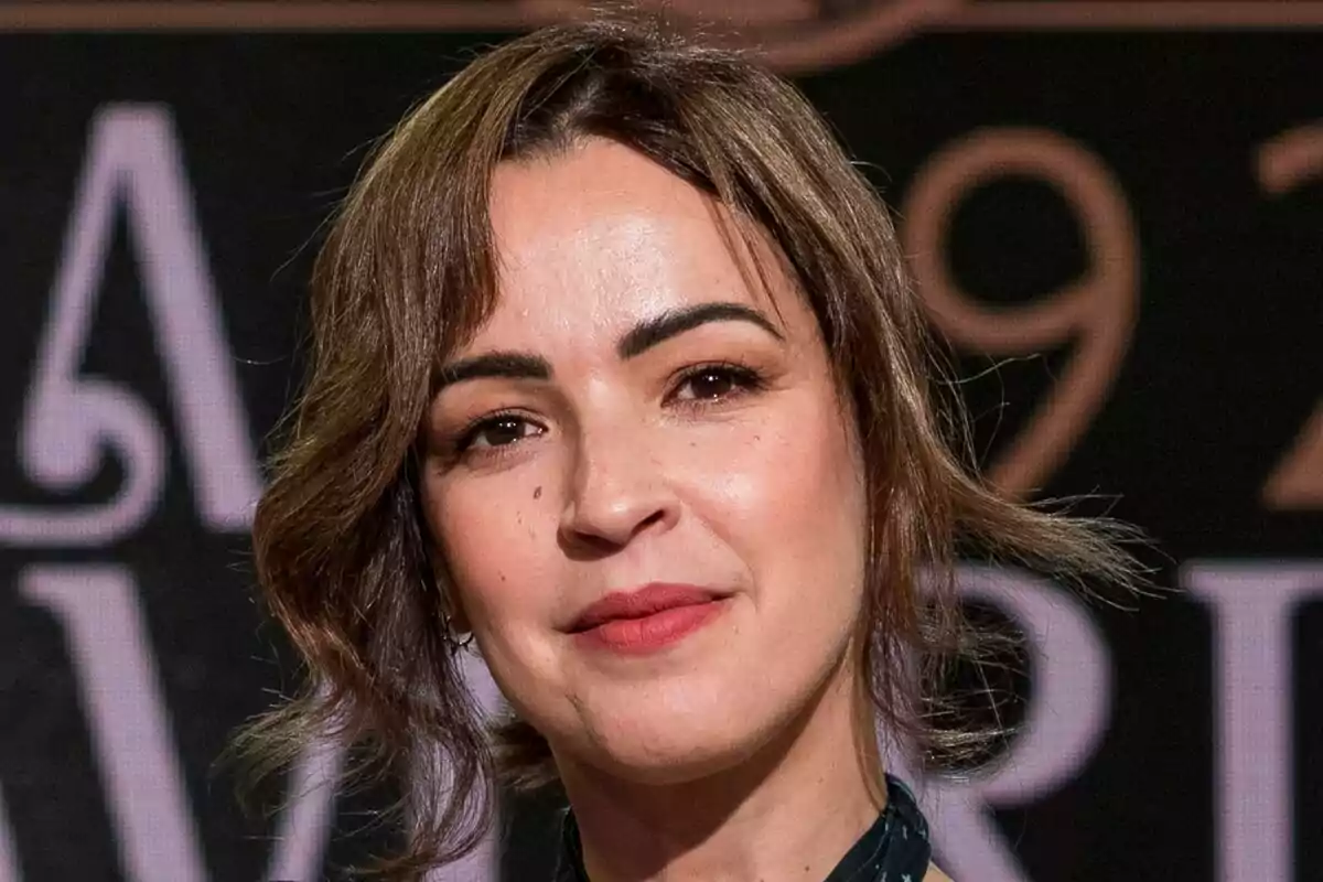 Verónica Sánchez con cabello castaño y expresión serena en un evento formal en La Favorita 1922.