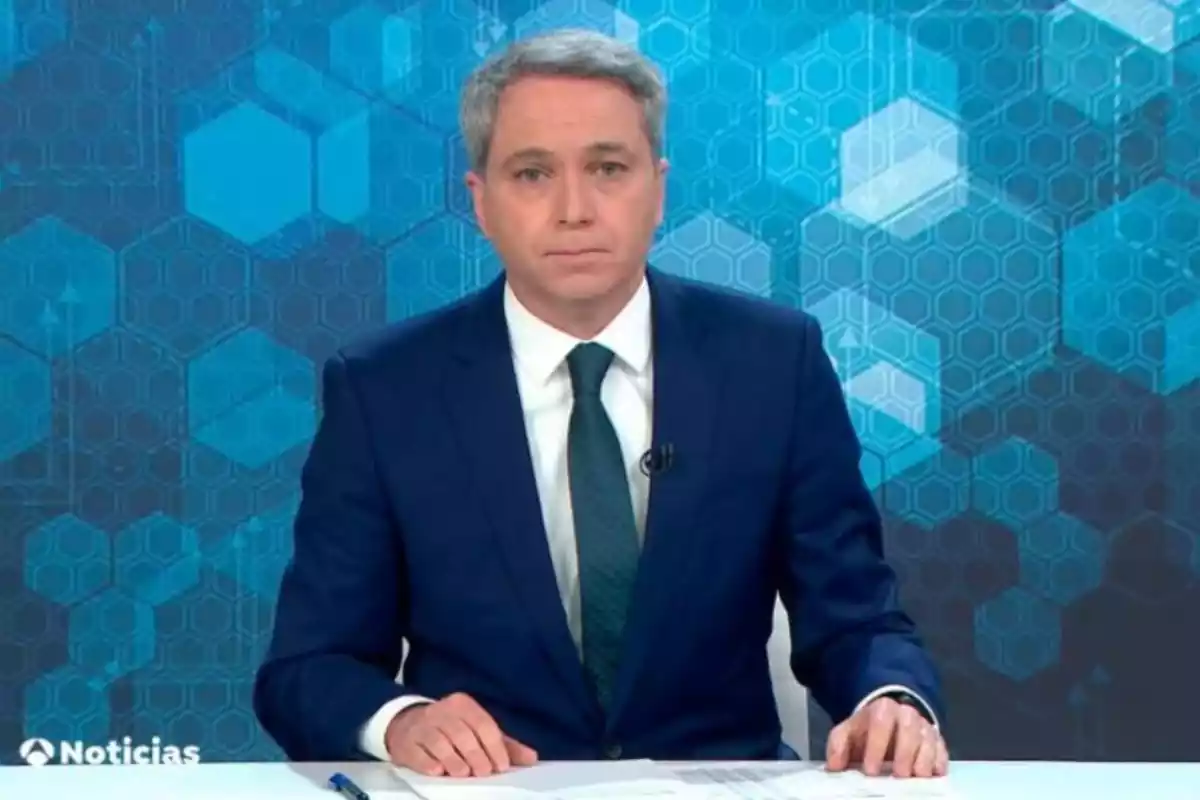 Plano medio de Vicente Vallés con rostro serio presentando las noticias de Antena 3