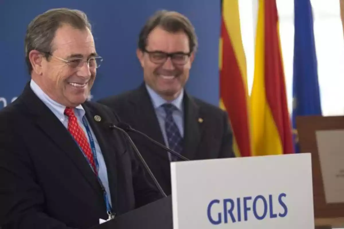 Víctor Grífols amb el president de la Generalitat, Atrur Mas, a la seu de la multinacional