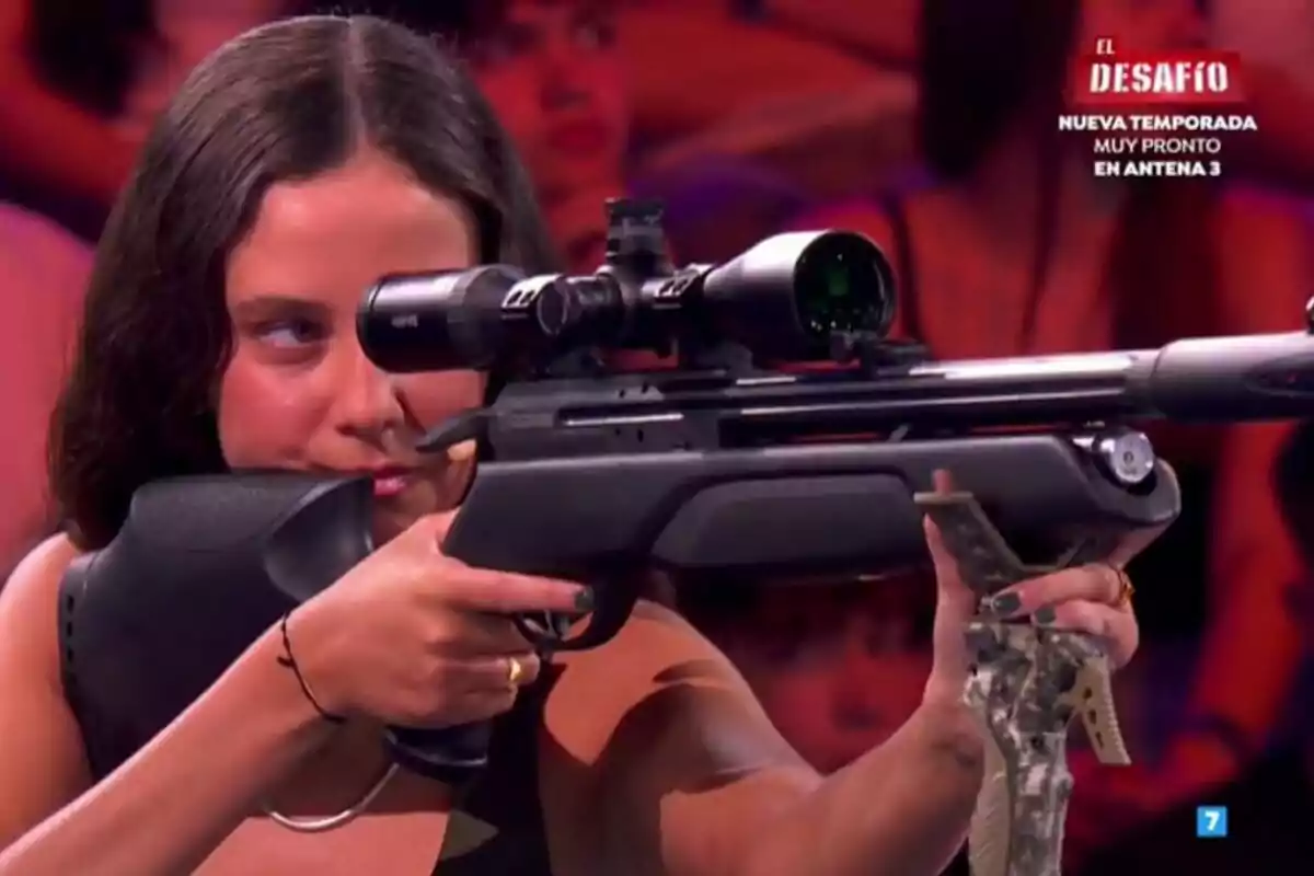 Victoria Federica apunta amb un rifle d'aire comprimit a El Desafío.