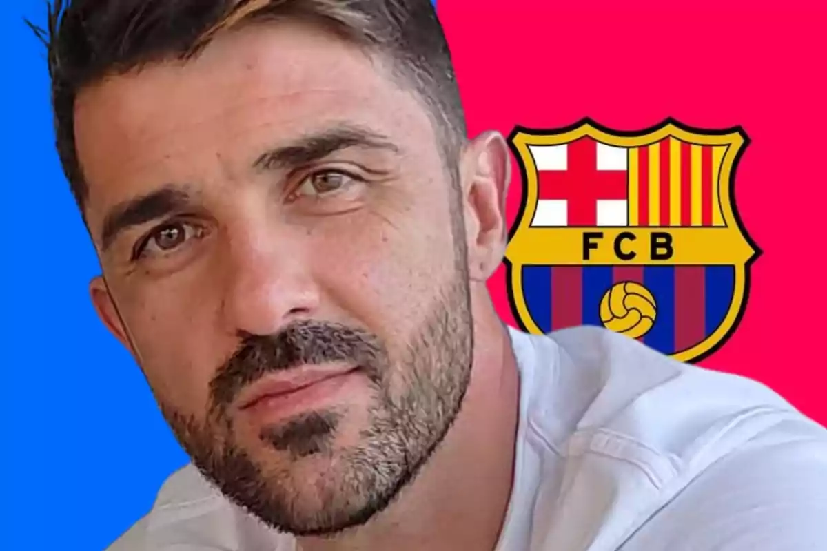 Un home amb barba i cabells curts davant d'un fons amb l'escut del FC Barcelona.