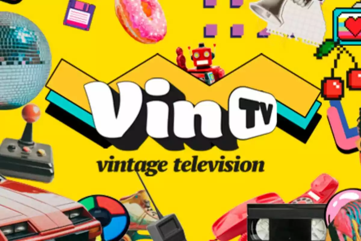 Imatge amb fons groc que mostra el logotip de VinTV televisió vintage envoltat d’objectes retro com una bola de discoteca, joystick, caset VHS, cotxe vermell, robot de joguina, dònut i gràfics pixelats.