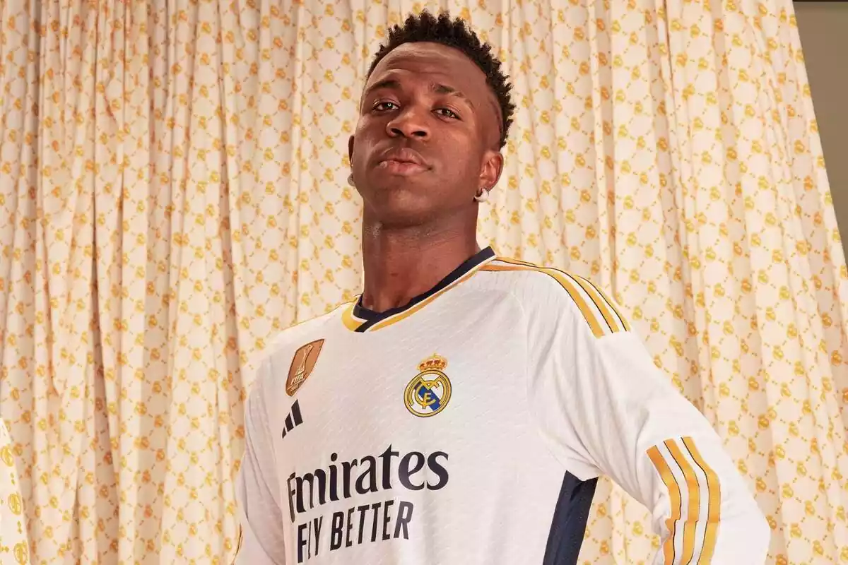 Vinícius Júnior posant amb la samarreta del Reial Madrid de la temporada 2023/2024