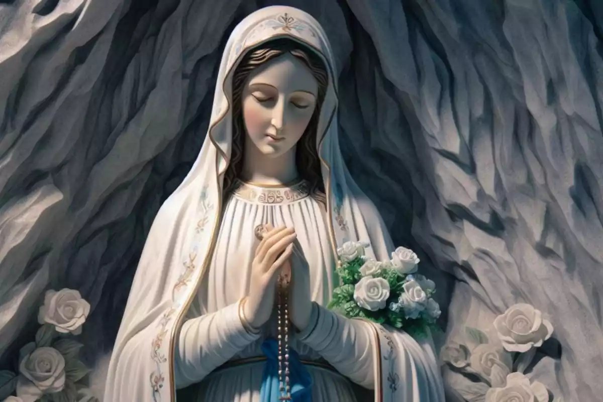 Imatge a color de la Benaurada Verge Maria de Lourdes amb un rosari a la mà